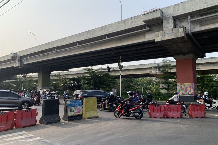 Warga Keluhkan Pertigaan Kalimalang-Raden Inten Ditutup Pembatas, Motor Kerap Menerobos