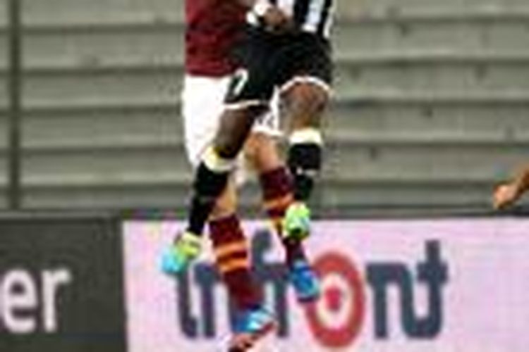 Bek AS Roma Federico Balzaretti (belakang) berebut bola dengan gelandang Udinese, Badu Emmanuel Agyemang, pada laga Serie-A, di Friuli, Minggu (27/10/2013).