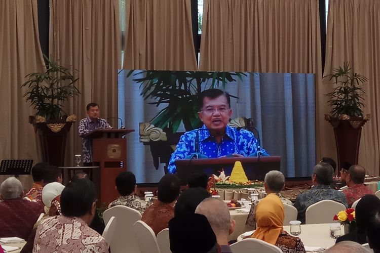 Wakil Presiden RI, Jusuf Kalla hadir dalam acara ulang tahun mantan Kapolri Jenderal Polisi (Purn) Awaloedin Djamin yang ke-90 tahun. Acara peringatan ultah mantan Kapolri ke-8 era Presiden Soeharto itu digelar di Hotel Dharmawangsa, Jakarta Selatan, Selasa (26/9/2017). 