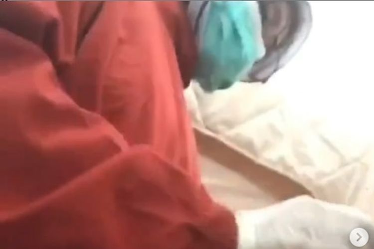 Viral di media sosial sebuah video yang memperlihatkan seorang wanita sedang melakukan vaksinasi. Video yang salah satunya diunggah akun Instagram @halokrw itu menjadi sorotan karena saat jarum sudah menempel ke kulit, diduga tidak ditekan dan langsung dicabut.