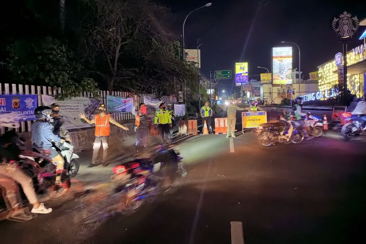 sejumlah pengendara roda dua masih nekat ingin menerobos pengalihan arus kendaraan di Puncak Bogor, Jawa Barat, Jumat (31/12/2021) malam.