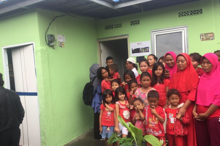 Keluarga Bapak Uwik yang menerima bantuan program bedah rumah dari Pemprov DKI Jakarta.