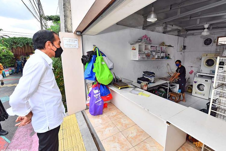 Presiden Joko Widodo melakukan inspeksi mendadak (sidak) ke Kecamatan Cempaka Putih, Jakarta Pusat, Jumat (25/6/2021) siang, untuk meninjau Pemberlakuan Pembatasan Kegiatan Masyarakat (PPKM) skala mikro. Dalam kunjungannya, Jokowi didampnigi Menteri Kesehatan (Menkes) Budi Gunadi Sadikin, Panglima TNI Marsekal Hadi Tjahjanto, dan Kapolri Jenderal Pol Listyo Sigit Prabowo.