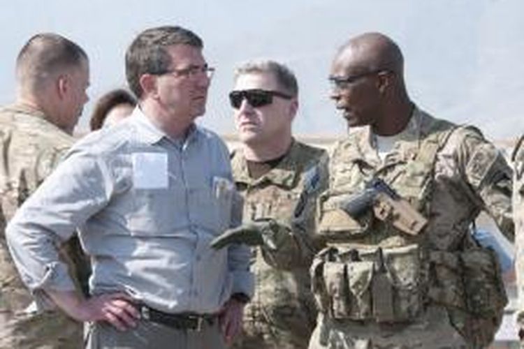 Ashton B. Carter ketika masih menjadi Wakil Menteri Pertahanan (kiri) bertemu dengan Ron Lewis ketika masih berpangkar brigadir jenderal di Forward Operating Base Gamberi pada Mei 2013. 