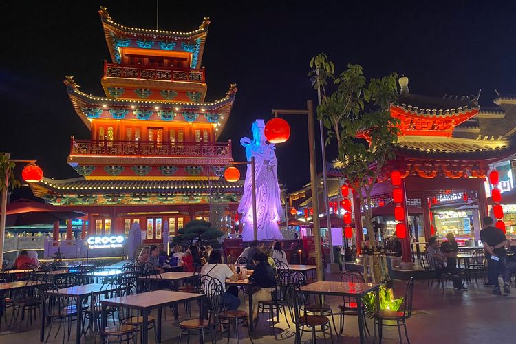 Salah satu spot foto di depan landmark Old Shanghai yaitu pagoda dan patung Dewi Mazu. 