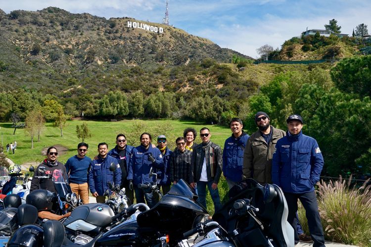 Tim Suryanation Motorland berfoto dengan latar landmark ikonik Hollywood Sign.