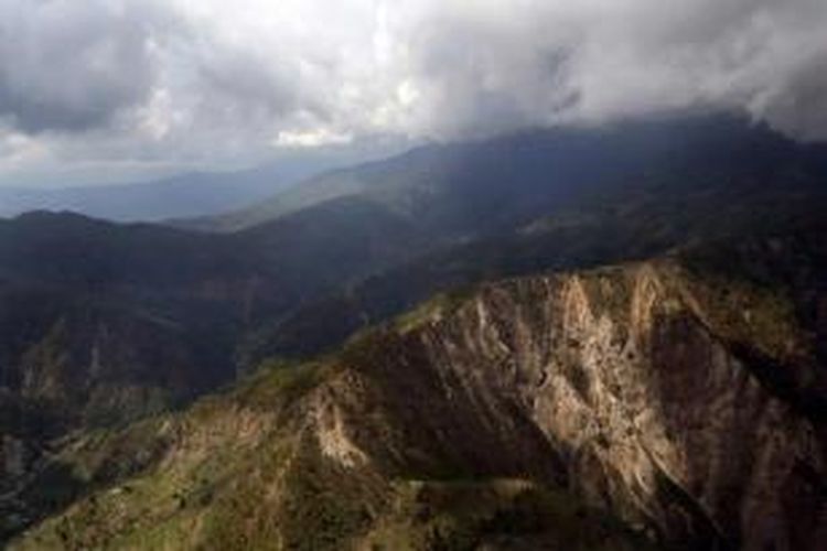 Kawasan pegunungan yang merupakan episentrum gempa bumi besar, terlihat dari udara di Gorkha, Nepal, 29 April 2015. Pengiriman pertolongan korban gempa mulai mencapai kawasan pedalaman Nepal, lima hari setelah gempa melanda.