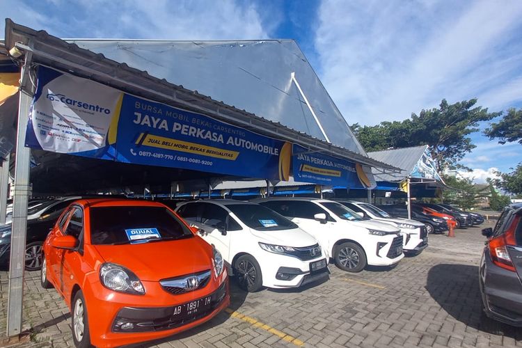 Mobil bekas di Bursa Mobil Bekas Carsentro Solo Baru, Jawa Tengah 