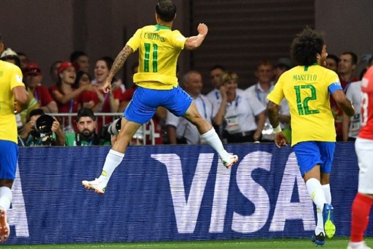 Philippe Coutinho merayakan keberhasilannya mencetak gol pada laga Brasil vs Swedia di Rostov Arena, 17 Juni 2018. 