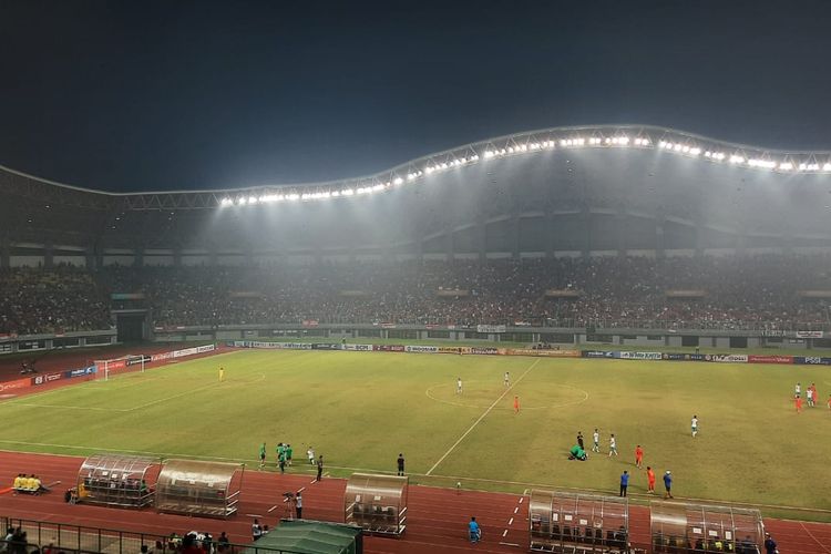 Pelatih timnas U19 Indonesia, Shin Tae-yong, protes keras ke wasit usai pemainnya ditekel lawan dalam laga kontra Myanmar pada lanjutan Piala AFF U19 2022 di Stadion Patriot Candrabhaga, Bekasi, Minggu (10/7/2022). Menteri Pemuda dan Olahraga (Menpora), Zainudin Amali, mengaku sudah menyiapkan opsi dua stadion untuk menjadi markas timnas Indonesia di Piala AFF 2022.