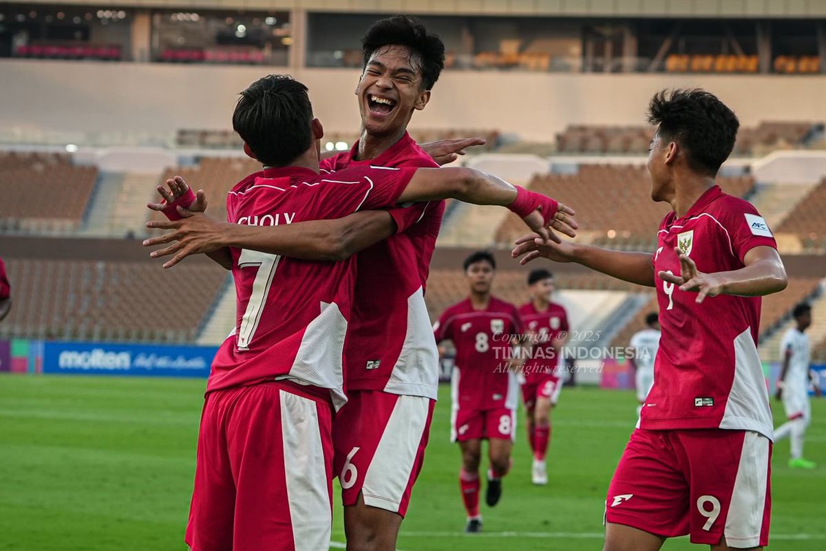 Para pemain Timnas U17 Indonesia merayakan gol. Partai Grup C Piala Asia U17 2025 Timnas U17 Indonesia vs Yaman digelar di Stadion Prince Abdullah Al Faisal, Jeddah, Arab Saudi, pada Senin (7/4/2025) malam WIB.