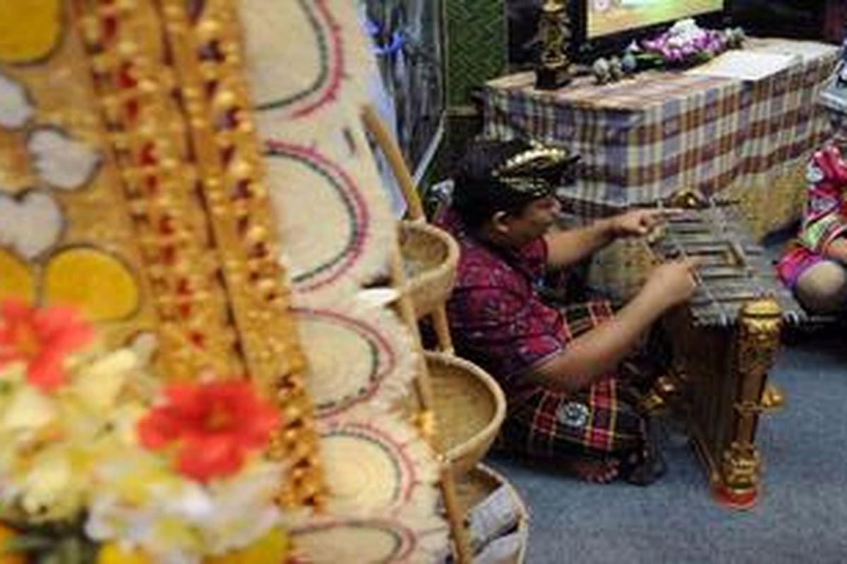 Peserta dari Provinsi Guangxi Cina (kanan) melihat permainan gamelan di Stan Provinsi Bali di Majapahit Travel Fair 2012 di Grand City, Surabaya, Kamis (10/5/2012). Kegiatan bertujuan untuk meperkenalkan potensi pariwisata daerah sehingga mampu mendongkrak angka  kunjungan wisatawan. 
