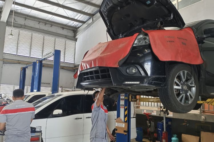 Servis mobil di bengkel resmi 