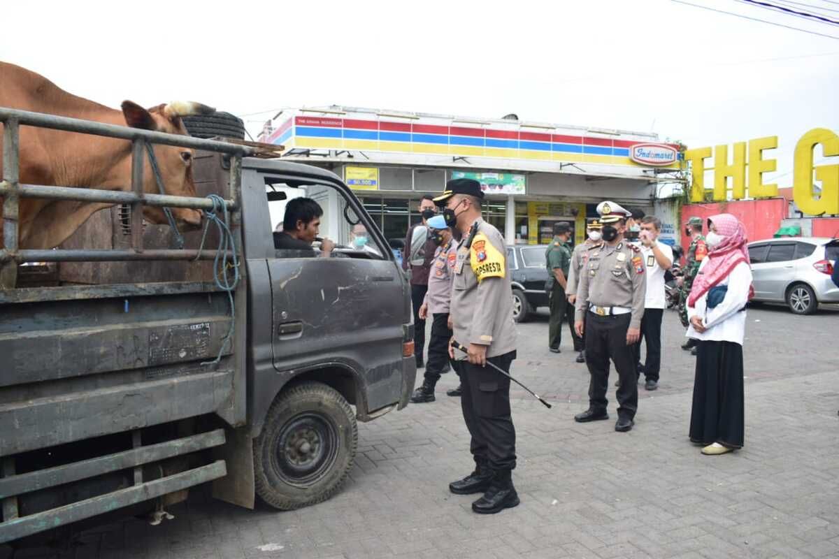 Jajaran Polresta Sidoarjo melakukan operasi pembatasan pengiriman hewan ternak ke luar Sidoarjo saat wabah PMK