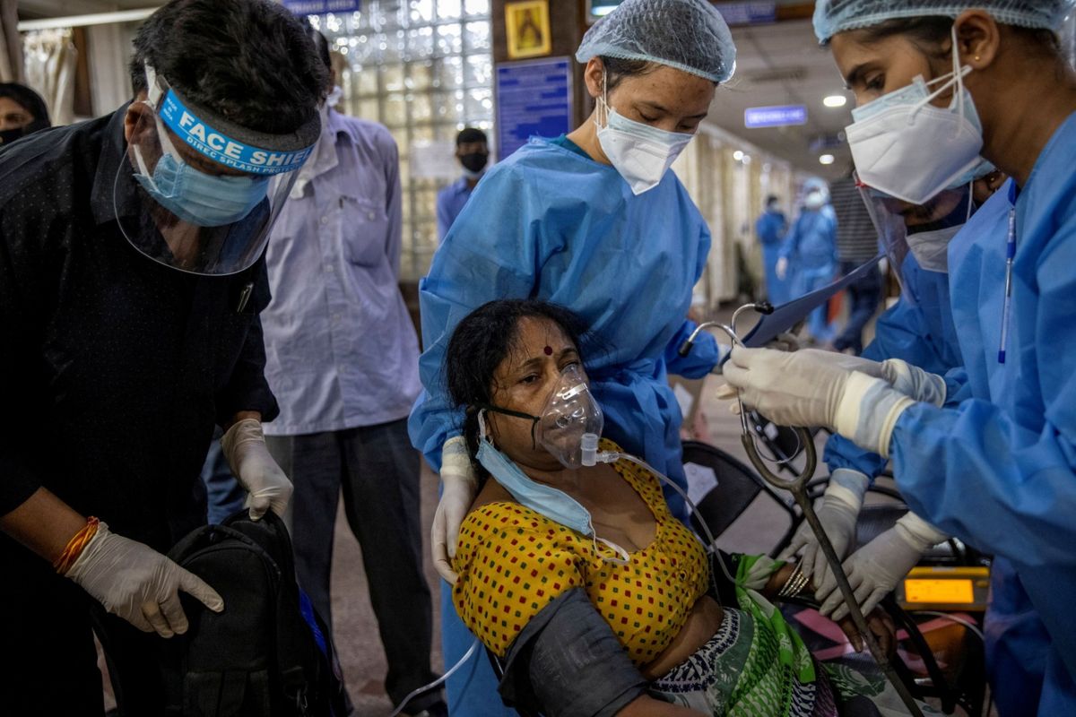 Seorang pasien yang menderita penyakit virus corona (COVID-19) menerima perawatan di dalam bangsal gawat darurat di Rumah Sakit Holy Family di New Delhi, India, Kamis (29/4/2021).