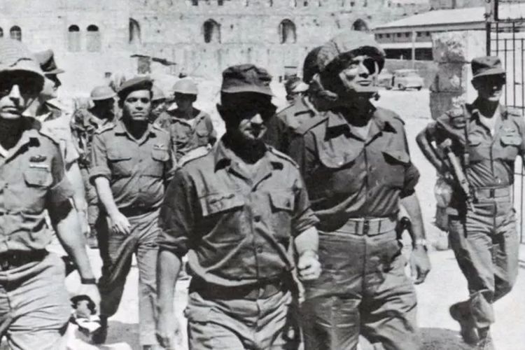 Tentara Israel memasuki Yerusalem Timur sesaat setelah menang Perang Enam Hari.