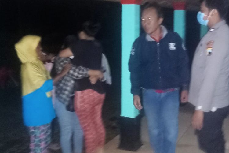 Meyda Tiara Kusuma Wardani (16), remaja asal Dusun Wates, Desa Jatinom, Kecamatan Sidoharjo, Kabupaten Wonogiri memeluk keluarganya setelah ditemukan pasca menghilang dari rumahnya hampir satu tahun, Jumat (1/4/2022).