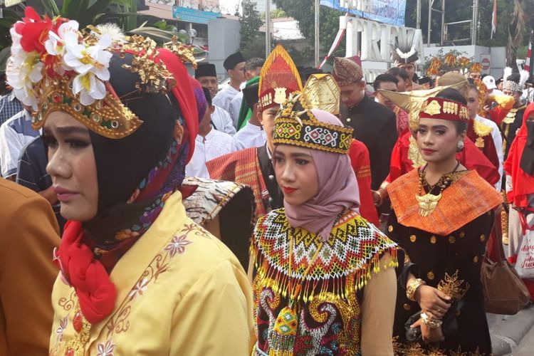 Parade Baju  Daerah se Indonesia  Meriahkan Suasana Gedung 