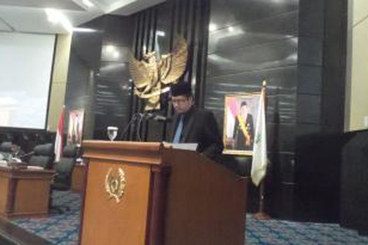 Anggota Fraksi Partai Gerindra DPRD DKI Aristo Purboadji saat menyampaikan pandangan fraksinya dalam rapat paripurna pemandangan umum fraksi-fraksi terhadap pidato Gubernur DKI Jakarta Basuki Tjahaja Purnama mengenai pengantar nota keuangan dan RAPBD tahun anggaran 2016, di Gedung DPRD DKI Jakarta, Jumat (18/12/2015).