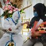 Usai Menikah Virtual, Suami Pasien Covid-19 Pakai APD Antar Cincin Nikah ke Wisma Atlet