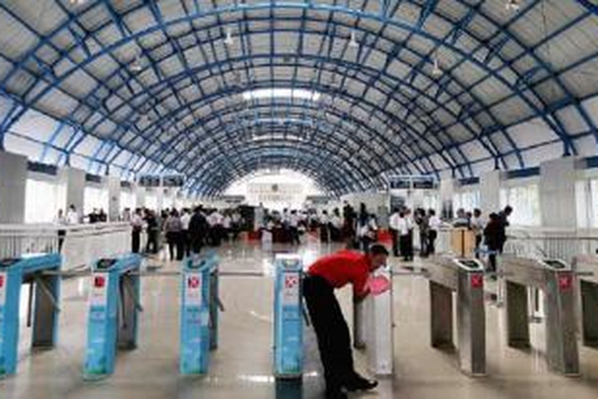 Petugas kebersihan mengelap pintu tiket elektronik di Stasiun Palmerah, Jakarta, sebelum stasiun tersebut diresmikan Menteri Perhubungan Ignasius Jonan, Senin (6/7). Stasiun Palmerah baru saja selesai direvitalisasi dengan biaya dari APBN sekitar Rp 36 miliar.
