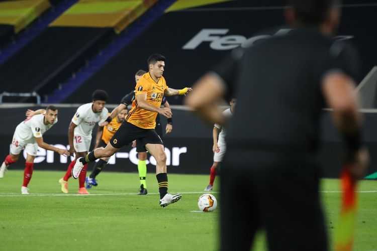 Raul Jimenez gagal mengeksekusi penalti dalam laga perempat final Liga Europa Wolverhampton Wanderers vs Sevilla di Stadion MSV-Arena, Jerman, Rabu (12/8/2020). 