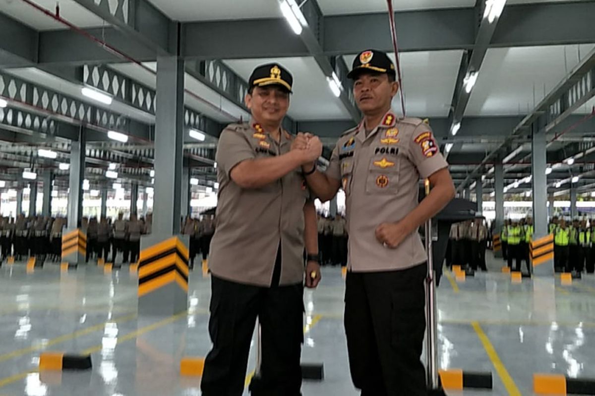 Irjen Gatot Eddy Pramono (kiri) resmi menjabat sebagai Kapolda Metro Jaya menggantikan Irjen Idham Azis (kanan). Adapun, Irjen Idham Azis menjabat sebagai Kepala Bareskrim. 