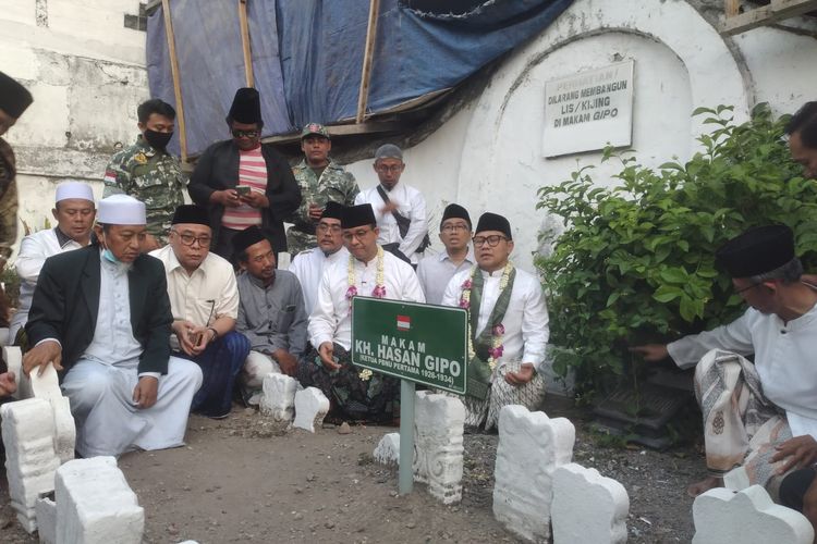 Anies Baswedan-Muhaimin Iskandar berziarah ke makam Ketua Umum PBNU pertama di kompleks pemakaman Sunan Ampel, Surabaya, Jawa Timur, Sabtu (9/9/2023). 