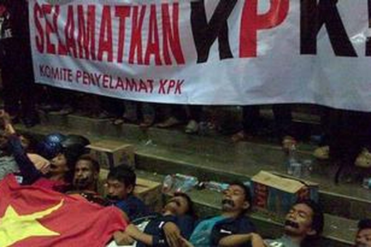 Para aktivis mahasiswa menggelar aksi berbaring dengan mulut ditempel lakban sebagai bentuk protes atas berbagai usaha kriminalisasi KPK di teras Gedung KPK, Jl HR Rasuna Said, Jakarta, Sabtu (6/10/2012) dinihari ini.   