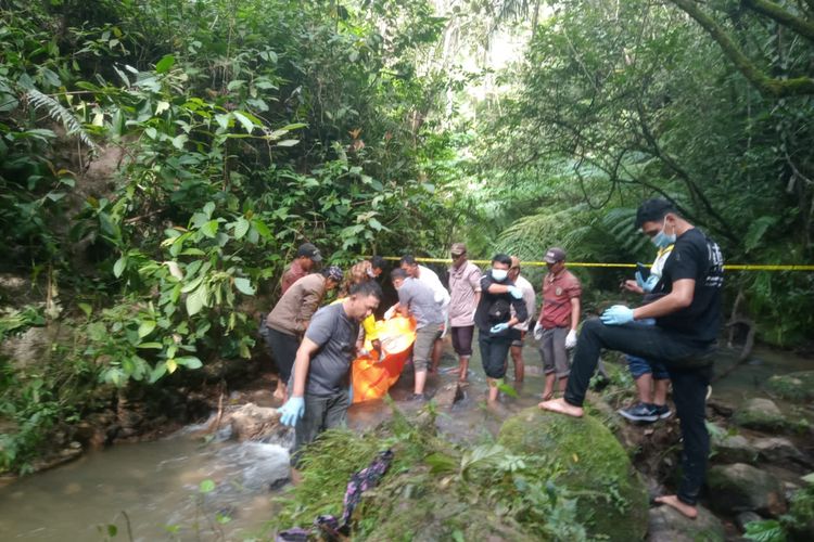 Polisi saat  mengevakuasi jasad seorang nenek di Sungai Aek Makkuk, Desa Salaon Tonga-tonga, Kecamatan  Ronggur Nihuta, Kabupaten Samosir, Sumatera Utara, Sabtu (13/1/2024)