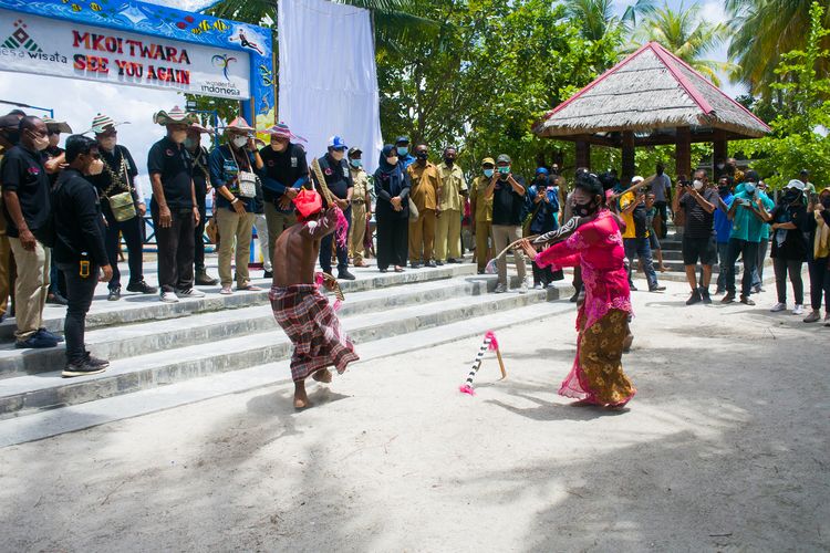 Pertunjukan Tari Cakalele yang bisa dilihat oleh wisatawan di Desa Wisata Arborek, Kabupaten Raja Ampat, Papua Barat, Rabu (27/10/2021).