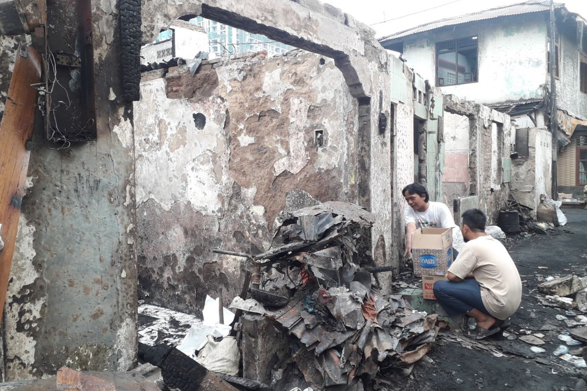 Warga gotong royong bersihkan sisa-sisa kebakaran di jalan Trenggulun Menteng, Senin (16/7/2018).