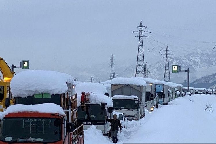 Sebanyak 1.000 orang terjebak dalam semalam di kemacetan lalu lintas Jepang yang membentang sepanjang 15 kilometer di Jalan Tol Kanetsu Jepang.