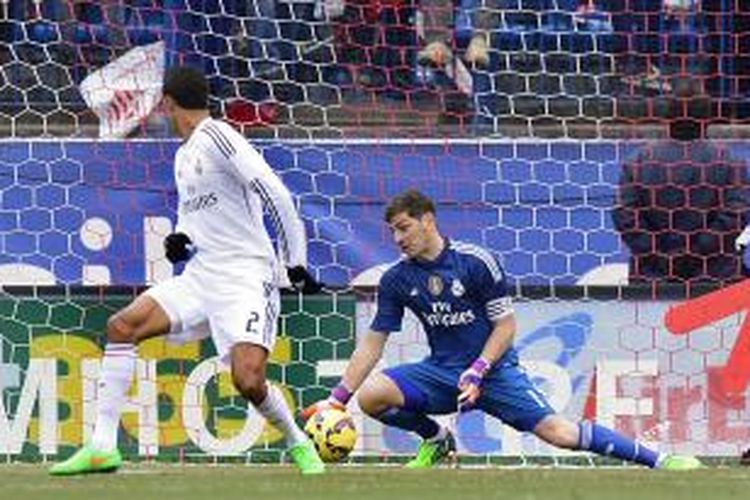 Aksi antisipasi kiper Real Madrid Iker Casillas yang membuahkan gol pertama bagi Atletico Madrid, pada pertandingan Primera Division, di Vicente Caldeon, Sabtu (7/2/2015). Atletico memenangi laga itu dengan skor 4-0.