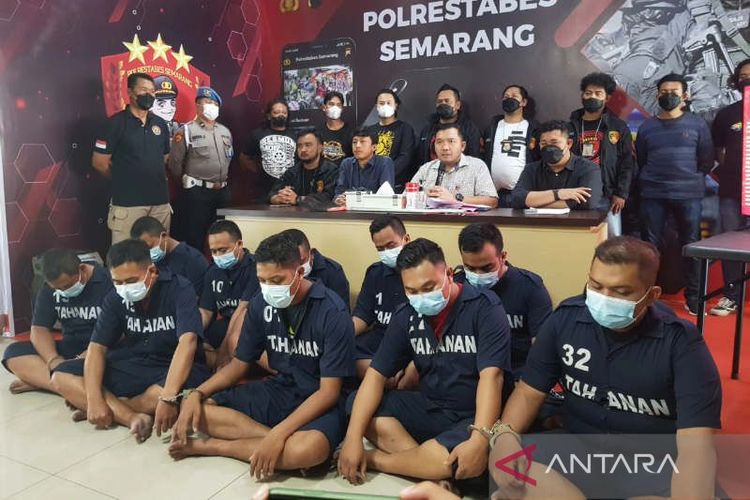 Sebelas petugas satpam RS Kariadi Semarang lelaku penganiayaan hinghmga tewas di hadirkan saat pers rilis di Mapolrestabes Semarang, Jumat (30/7/2022)