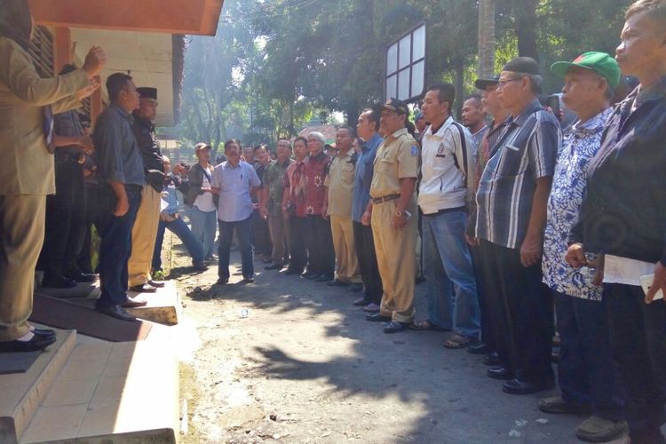 Forum Peduli KPPS Sleman, saat mengelar aksi di Kantor KPU Sleman, Senin (22/4/2019).