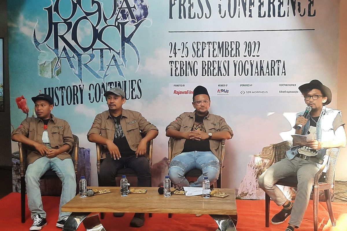 Bakkar Wibowo, Anas Syahrul Alimi dan Ahmad Sobirin saat jumpa pers terkait perubahan tema, venue dan konsep penonton JogjaROCKarta Festival 2022.