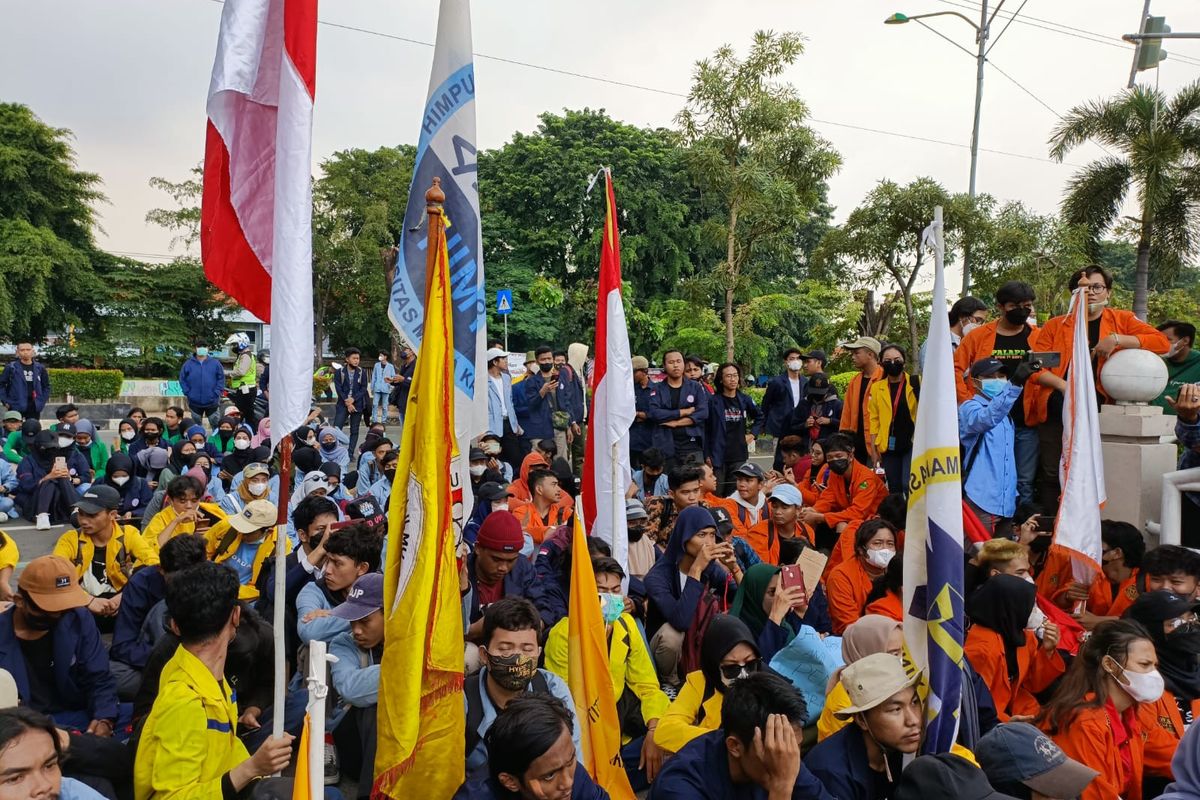 Ratusan mahasiswa dari Aliansi Badan Eksekutif Mahasiswa (BEM) Kota Bekasi yang menggeruduk Kantor DPRD Kota Bekasi, Senin (11/4/2022). Diketahui empat tuntutan demonstrasi pada hari ini terdiri dari penolakan perpanjangan periode jabatan Presiden, penolakan kenaikan BBM, menstabilkan harga sembako, dan menolak kenaikan Pajak Pertambahan Nilai (PPN). (KOMPAS.com/Joy Andre T). 