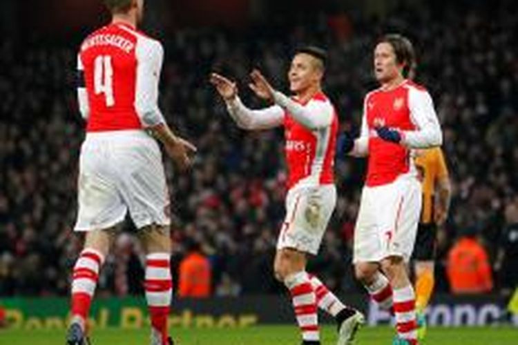 Bek Arsenal, Per Mertesacker (kiri) seusai mencetak gol ke gawang Hull City pada putaran ketiga Piala FA di Stadion Emirates, Minggu (4/1/2015). 
