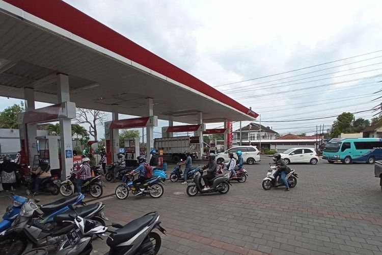 Antrian pengisian BBM di SPBU Salatiga