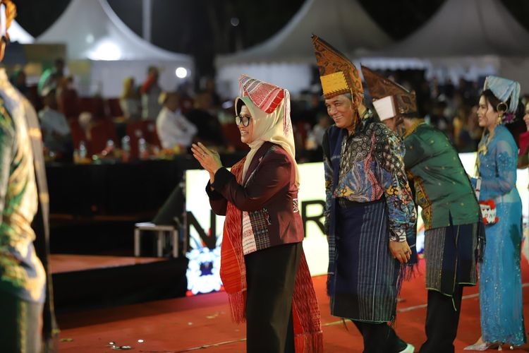Wali Kota (Walkot) Pematangsiantar Susanti Dewayani mempromosikan budaya Simalungun dengan mengenakan pakaian adat dalam acara-acara resmi.