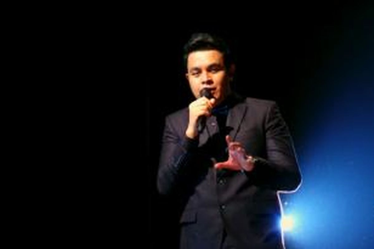 Vokalis bersuara merdu sekaligus pencipta lagu Muhammad Tulus Rusydi menggelar konser tunggal yang bertajuk Gajah di Balai Kartini, Jakarta Selatan, Selasa (2/12/2014) malam. Tulus menyanyikan lagu-lagu dari album Tulus (2013) dan Gajah (2014).