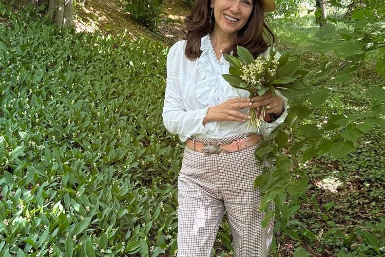 Putri Presiden pertama RI, Ir. Soekarno, Kartika Soekarno atau Kartika Sari Dewi mengenakan busana dengan sentuhan elegan yang memadukan kebaya dan kain batik saat menghadiri upacara HUT Ke-80 RI di Istana Merdeka, Jakarta Pusat, pada Minggu (17/8/2025).