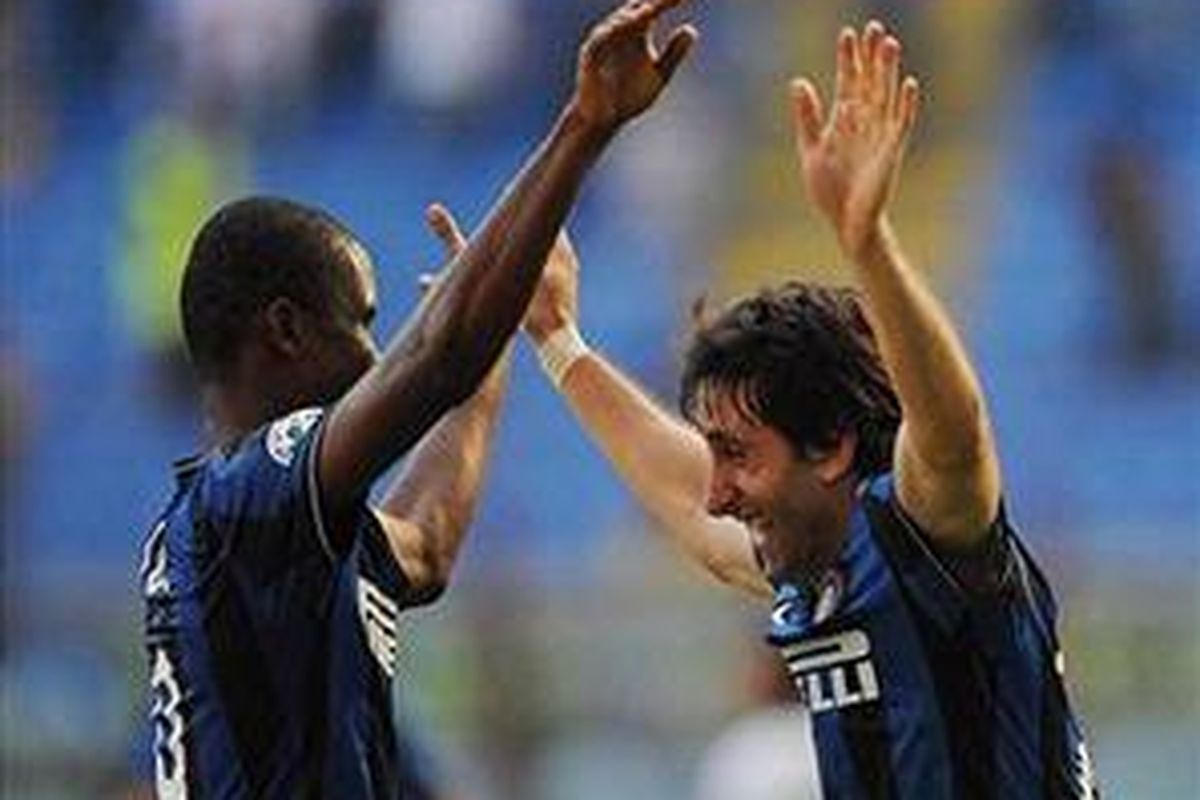 Samuel Eto'o (kiri) dan Diego Milito, sama-sama mencetak gol ke gawang Parma.