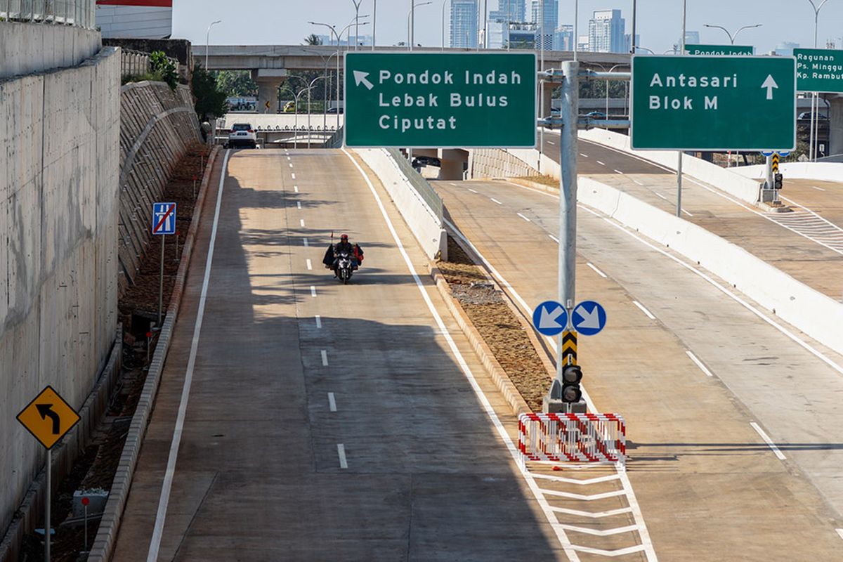 Kendaraan melintasii proyek Tol Depok-Antasari Seksi I Antasari-Brigif/Cinere, Jakarta, Senin (10/9/2018). Tol sepanjang 5,8 kilometer tersebut siap dioperasikan  pada September 2018.