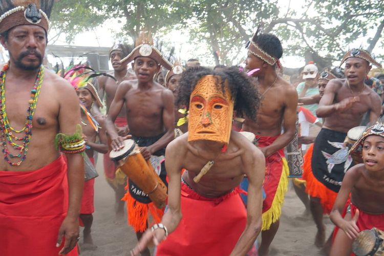 Masyarakat adat Byak Karon menari bersama dalam pembukaan acara Festival Munara Beba Byak Karon di Distrik Sausapor, Tambrauw, Papua Barat Daya, Rabu (22/3/2023). Festival ini diharapkan dapat memperkuat nilai-nilai budaya setempat.