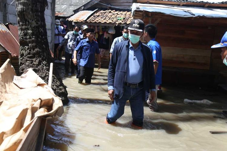 Wali Kota Serang Syafrudin saat meninju banjir di lingkugan Sukadiri, Kecamatan Kasemen, Kota Serang