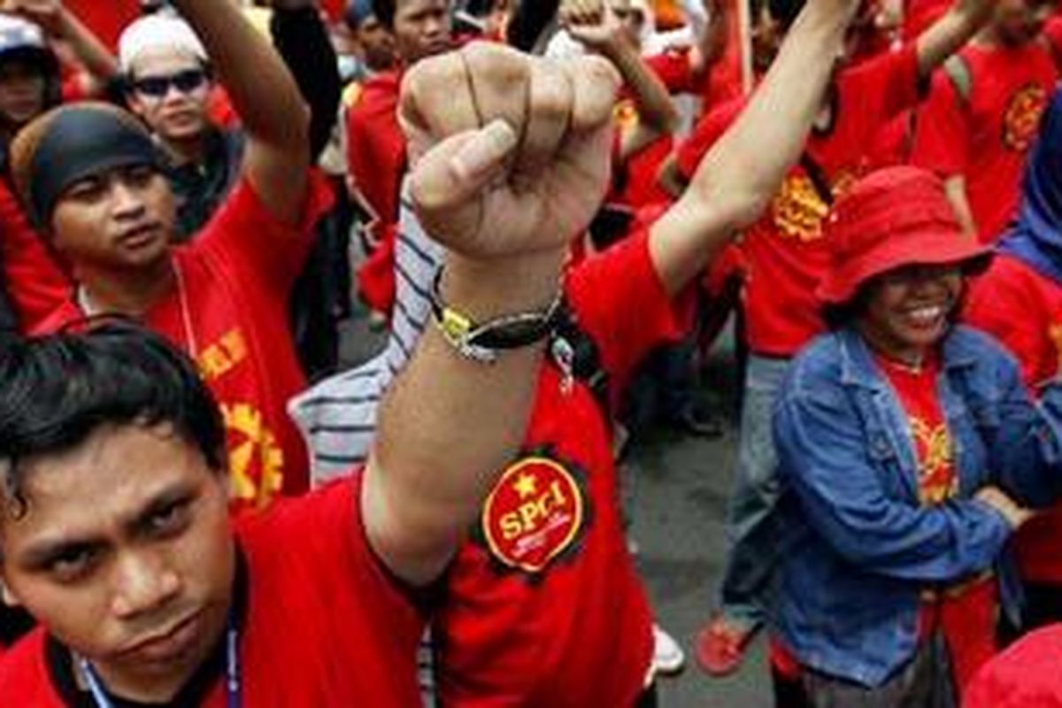 Pekerja yang tergabung dalam Kongres Aliansi Serikat Buruh Indonesia (Kasbi) menggelar aksi di depan Kantor Gubernur DKI Jakarta, Jalan Merdeka Selatan, Selasa (2/11/2010). Mereka menolak kenaikan upah sebesar tujuh persen dari Upah Minimum Provinsi (UMP) tahun 2010 karena tidak sesuai dengan melambungnya harga dan kebutuhan hidup lainnya. 