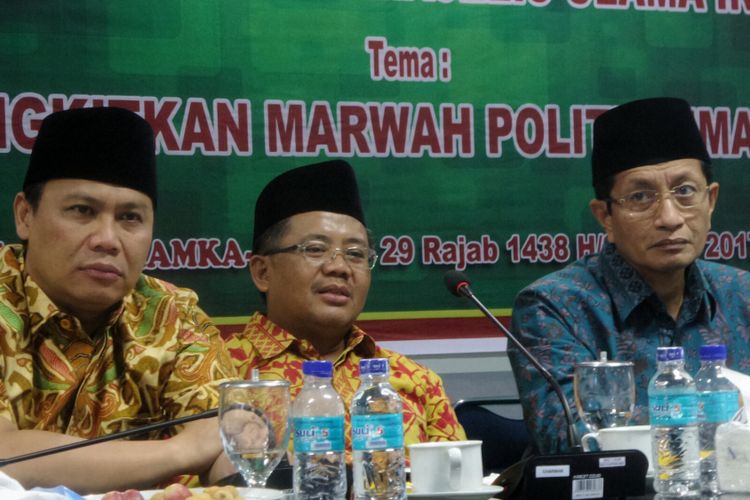 Presiden Partai Keadilan Sejahtera (PKS) Sohibul Iman (tengah) saat hadir dalam rapat pleno Dewan Pertimbangan Majelis Ulama Indonesia di gedung MUI, Jakarta Pusat, Rabu (26/4/2017). 