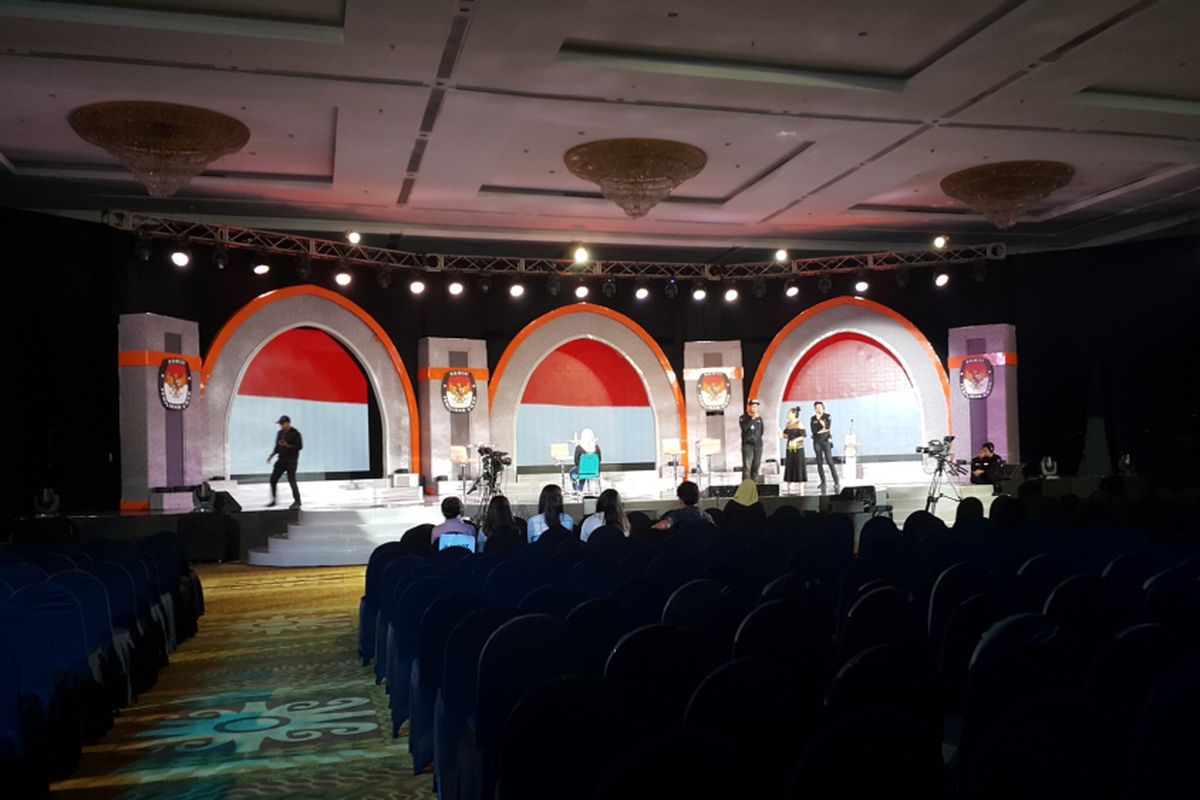 KPU DKI Jakarta dan TV penyelenggara tengah menyiapkan venue debat putaran kedua Pilkada DKI Jakarta yang akan digelar di Auditorium Bhirawa, Hotel Bidakara, Jakarta Selatan, Rabu (12/4/2017) malam.